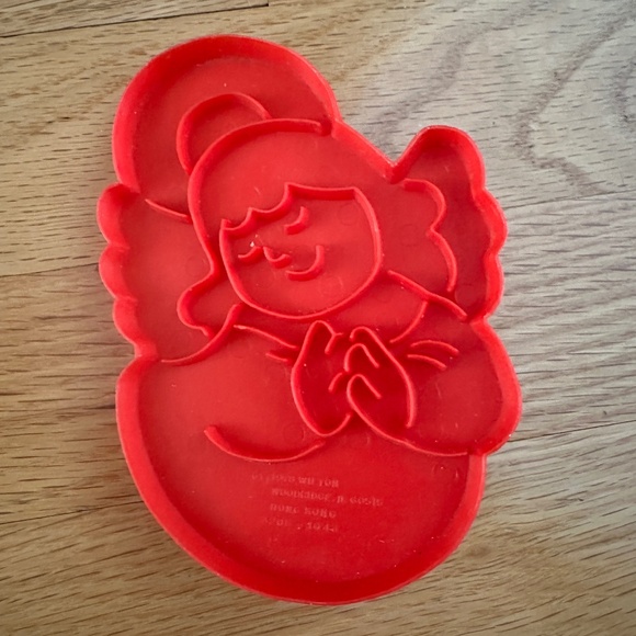 Wilton 1978 Red Christmas Cookie Cutters Set of 4 Tree, Santa, Angel, Wreath - Picture 12 of 13